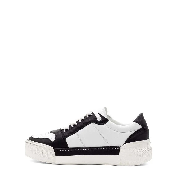 White/black low-top box-sole sneakers