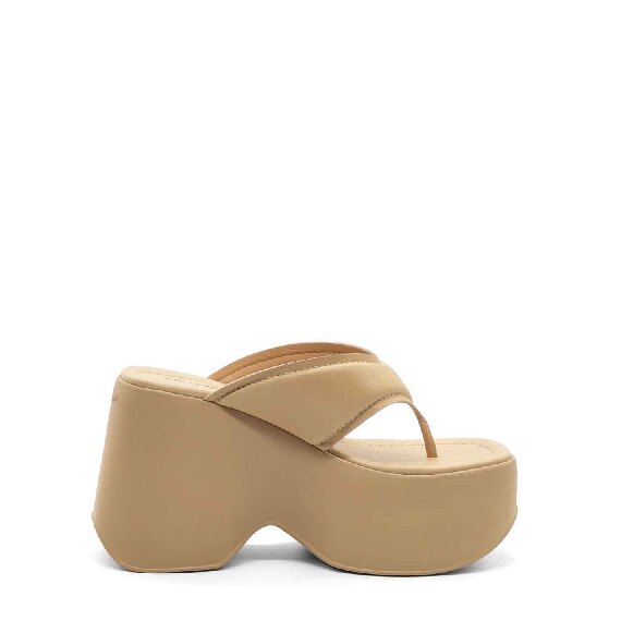 Yoko thong sandals in soft beige nappa calfskin
