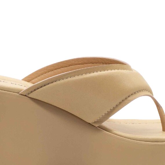 Yoko thong sandals in soft beige nappa calfskin