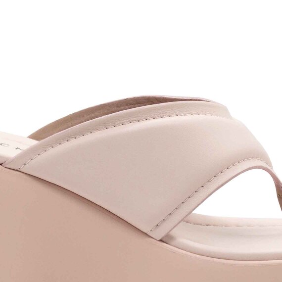 Yoko thong sandals in soft pink nappa calfskin