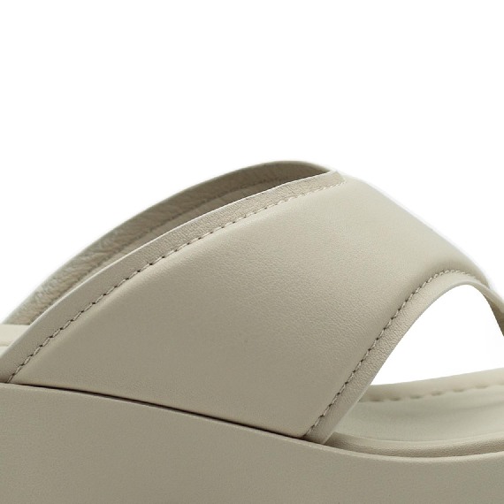 Ivory-white Mini Yoko thong sandals