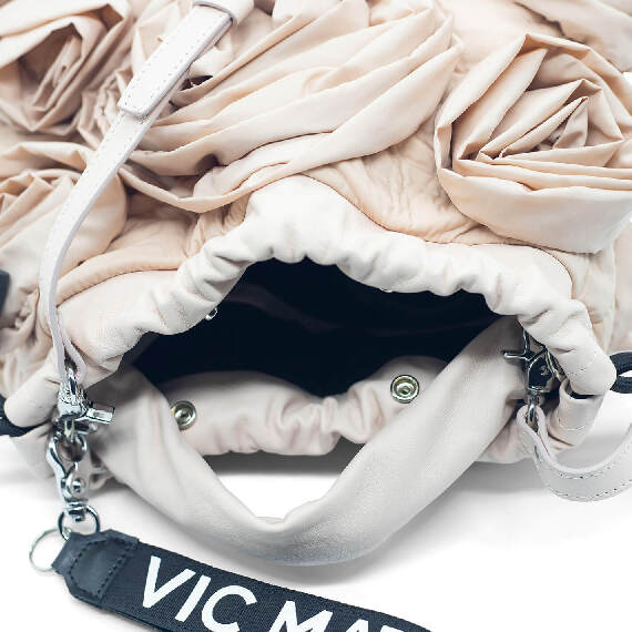 Rose Small<br />Sacca  piccola con rose sul davanti cipria