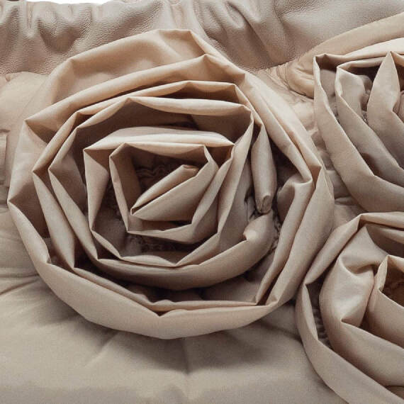 Rose Small<br />Sacca  piccola con rose sul davanti cipria