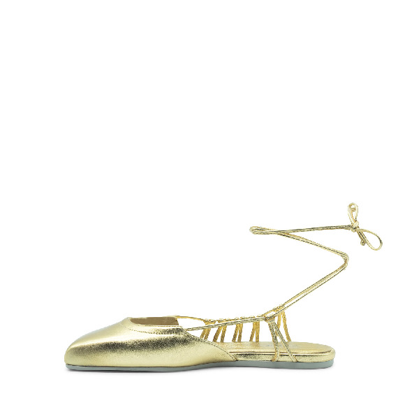 Square closed  gold sabot