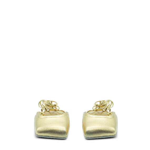 Square closed  gold sabot