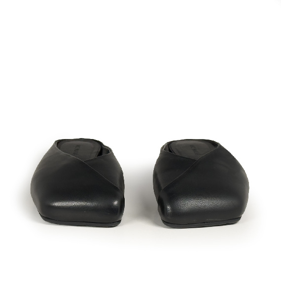 G34_Square closed<br>Slipper black