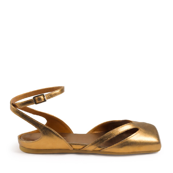 G34_Square closed<br>Slingback in laminated nappa leather gold