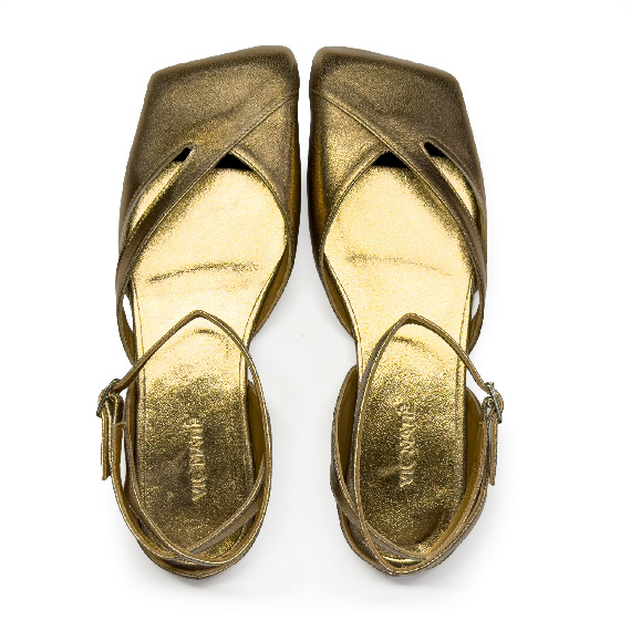 G34_Square closed<br>Slingback in laminated nappa leather gold