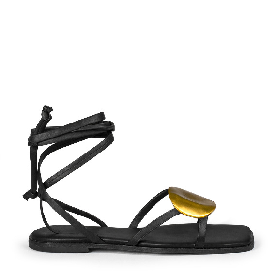 G42_Square open_Sandalo nero con maxi borchia