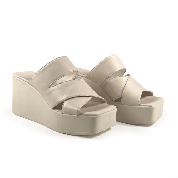 K10_Block<br>Wedge sandal with straps bone