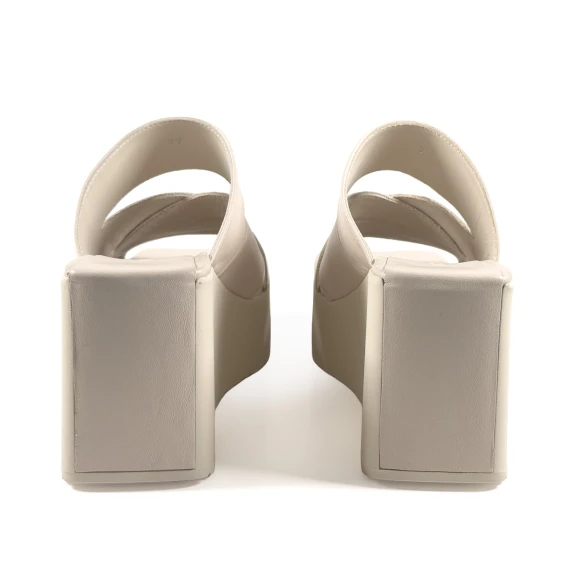 K10_Block<br>Wedge sandal with straps bone