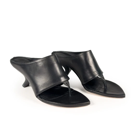 K24_ApostropheThong sandal black Vic Matie