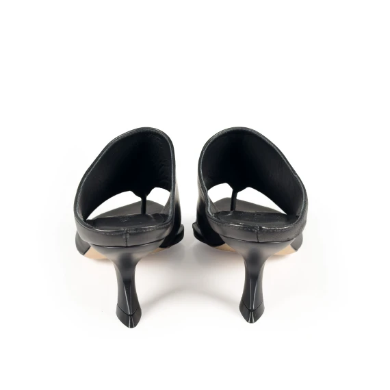 K24_ApostropheThong sandal black Vic Matie