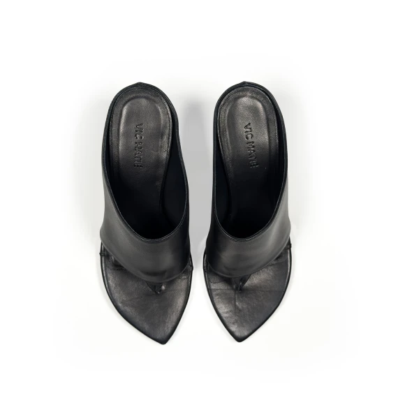 K24_ApostropheThong sandal black Vic Matie