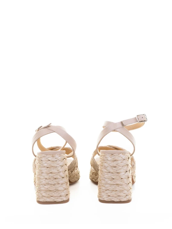 Valeriette Sandal in natural raffia with strap closure