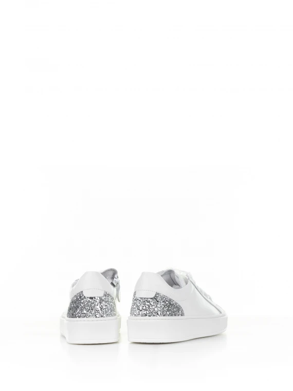 Sneaker in pelle con glitter argento