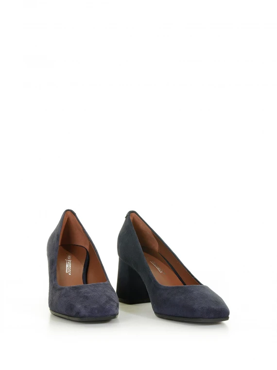 Round toe pump in suede