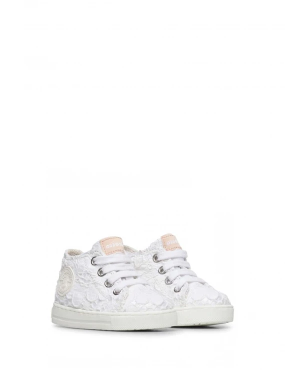 White sneaker with lace