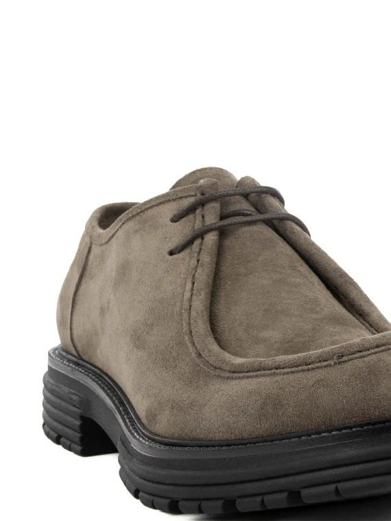 Mocassino in suede fango con lacci