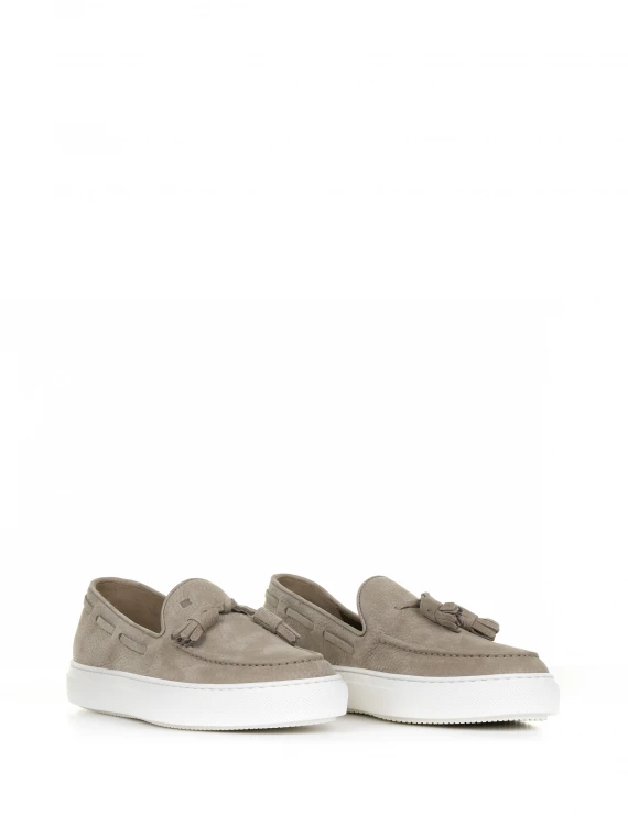 Moccasin in beige suede and rubber sole