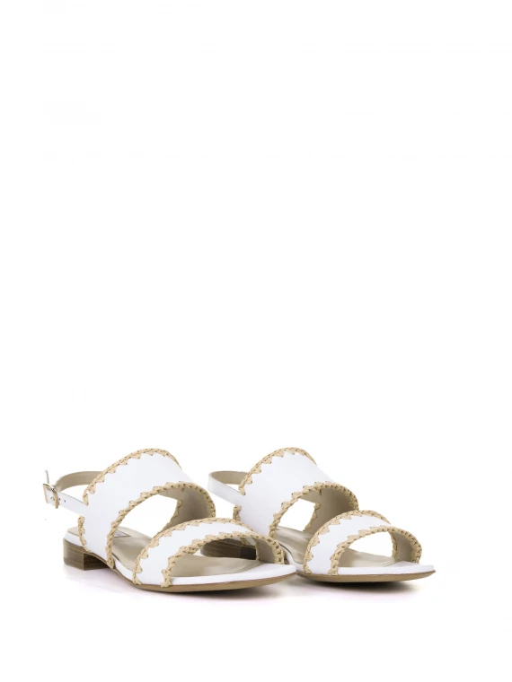 Low white sandal in leather and raffia