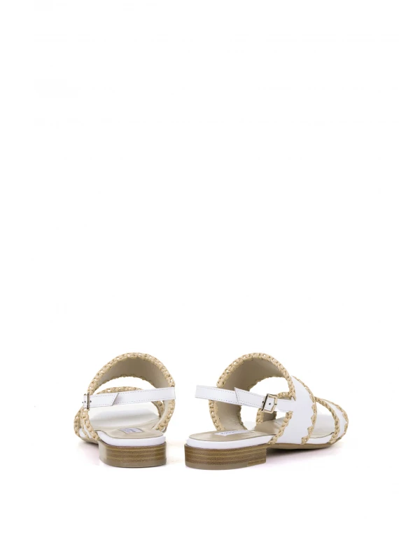 Low white sandal in leather and raffia