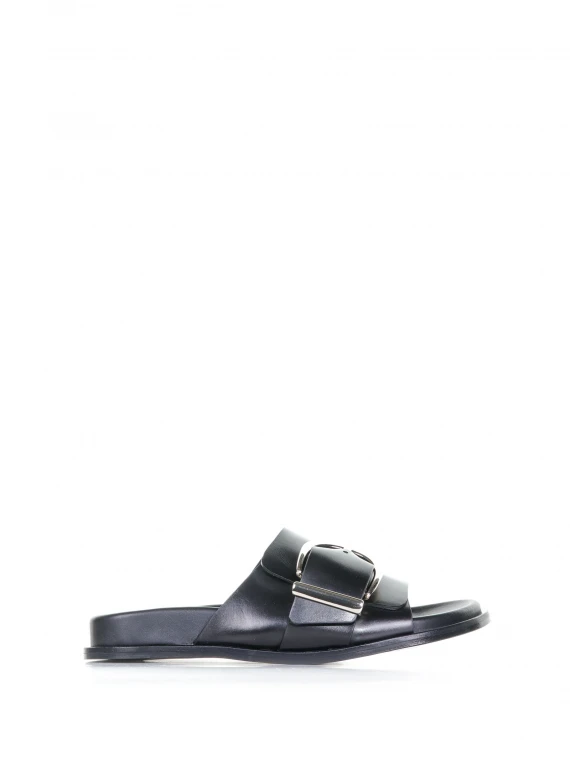 Leather slipper with maxi buckle