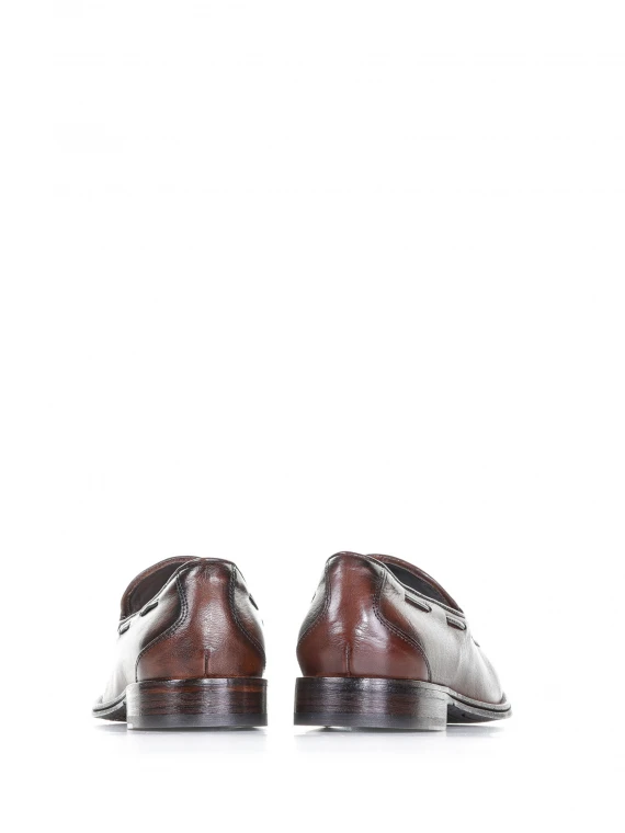 Leather loafer with tassels