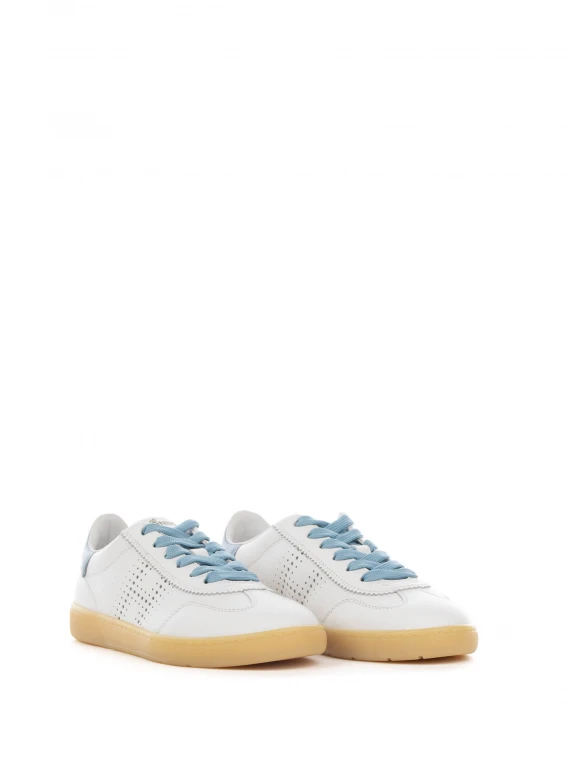 Cool sneakers in light blue leather and contrasting bottom