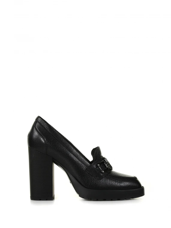 Loafer with heel and H chain