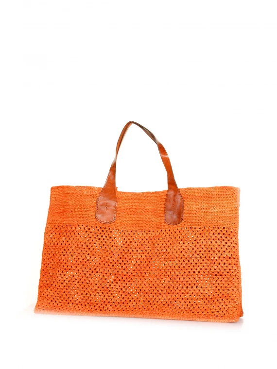 Two-tone hand bag in woven raffia