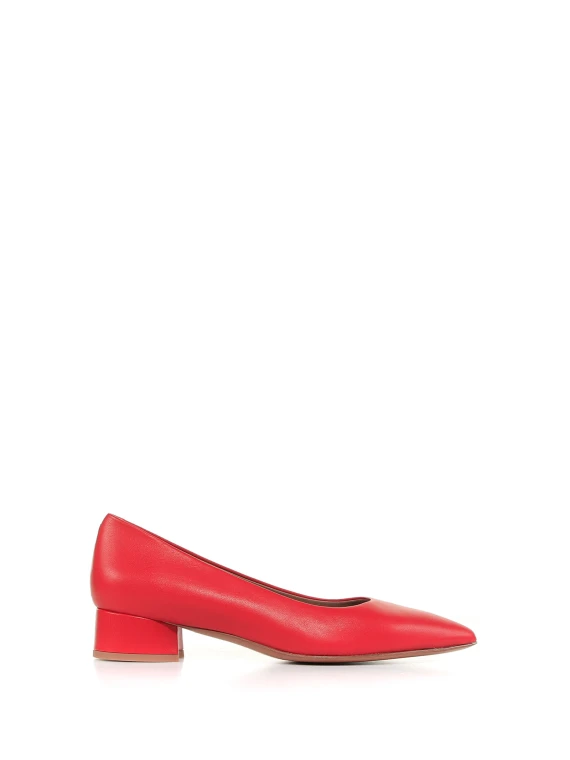 Pump in red leather