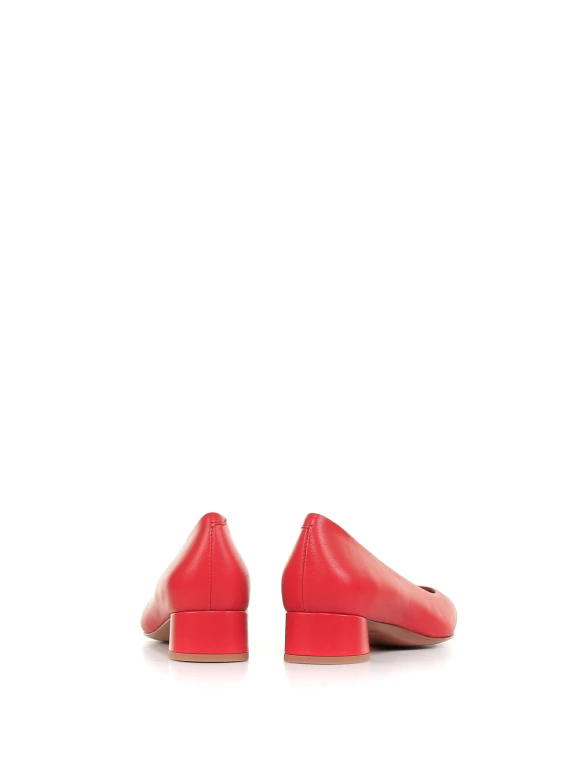 Pump in red leather