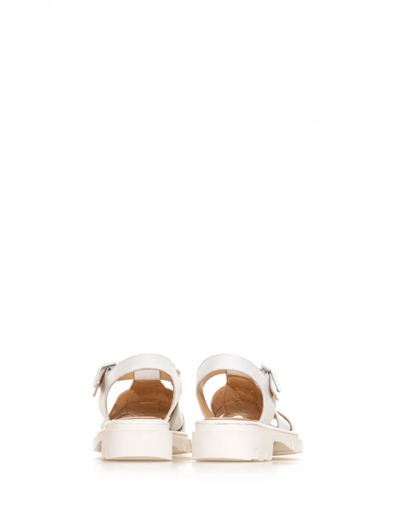 Low leather sandal with strap