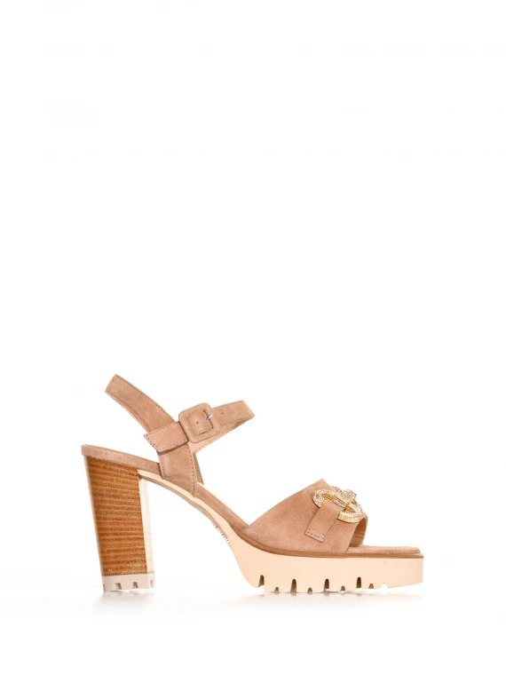 Leather sandal with strap