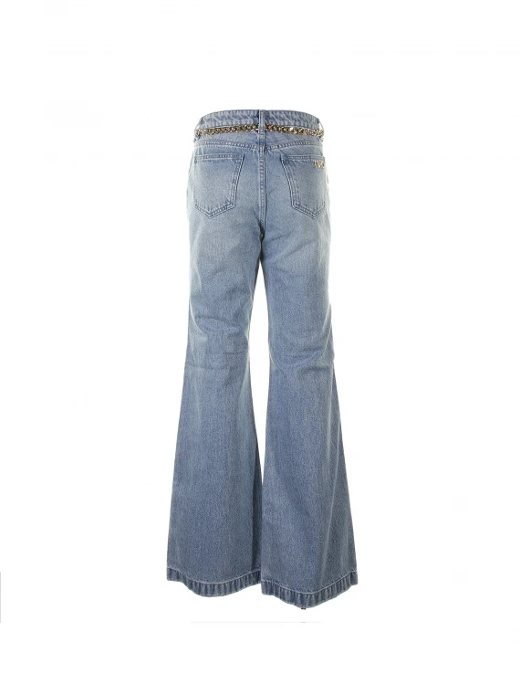 Jeans a zampa con catena logata