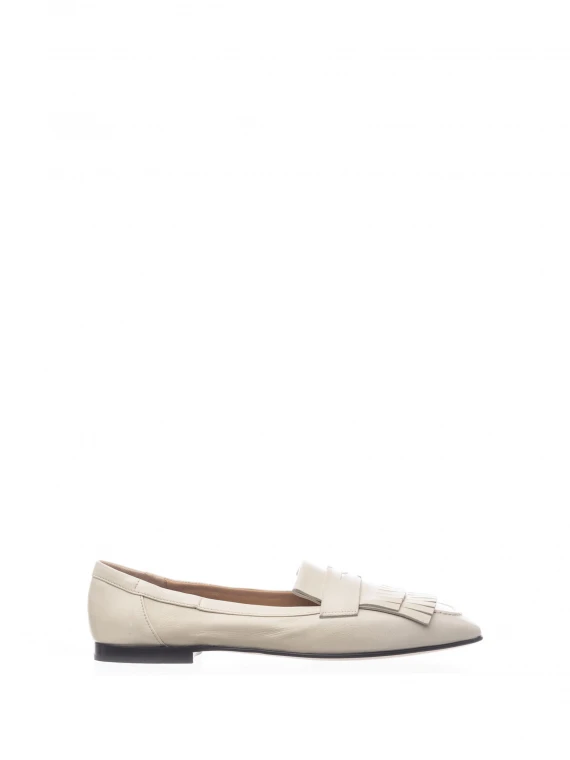 Leather loafer with fringes