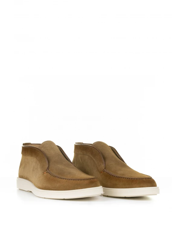 Brown suede ankle boot with rubber sole