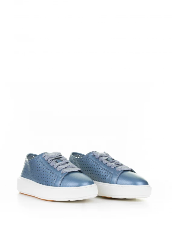 Sneaker azzurra in pelle traforata laminata