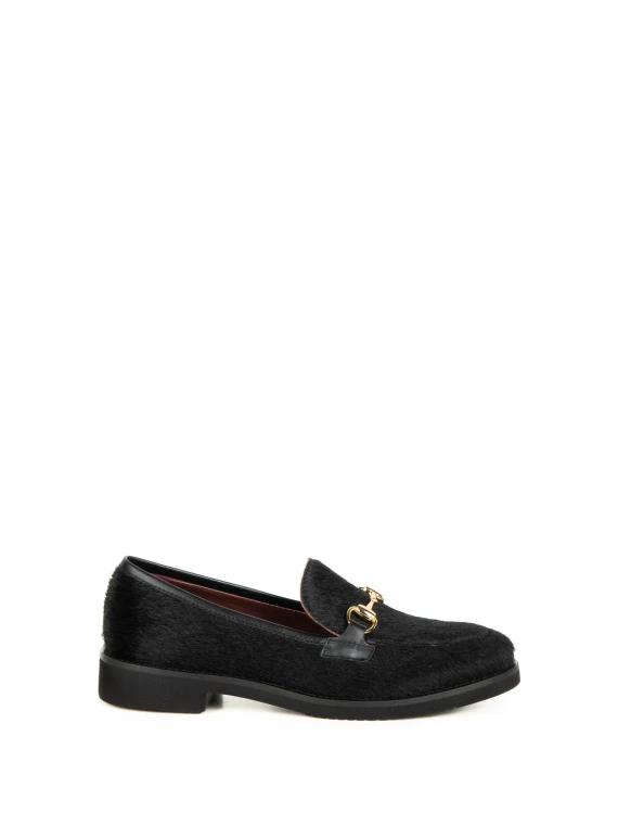 Mocassino nero con piastra dorata