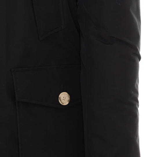 Parka nero con cappuccio in pelliccia Woolrich