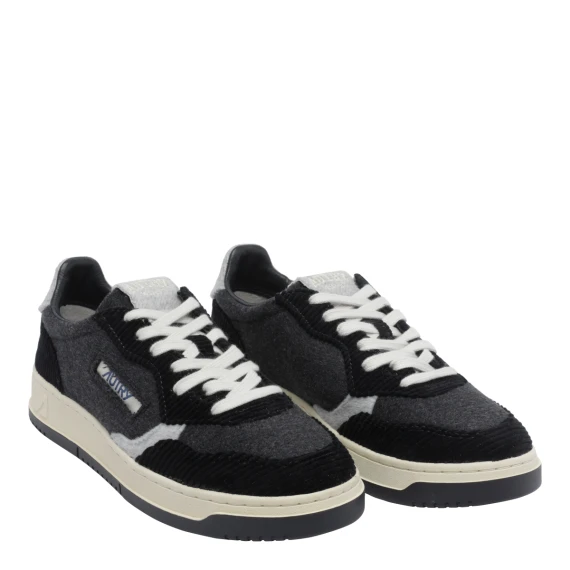 Sneakers nere