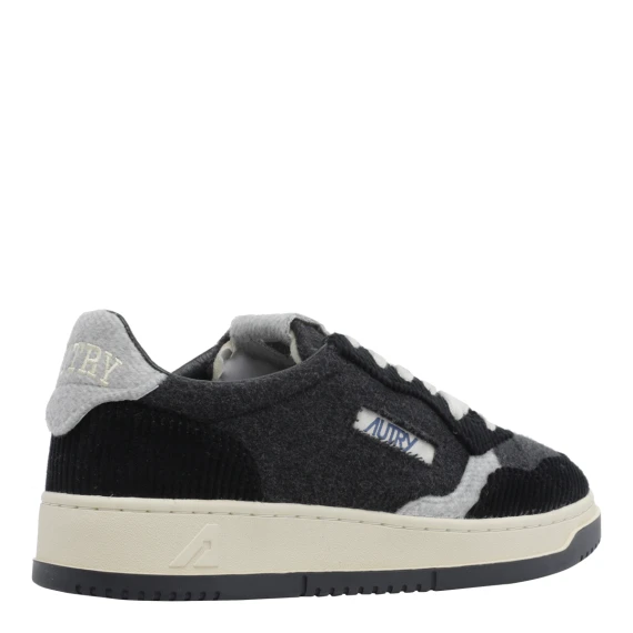 Sneakers nere