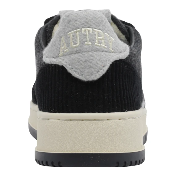 Sneakers nere