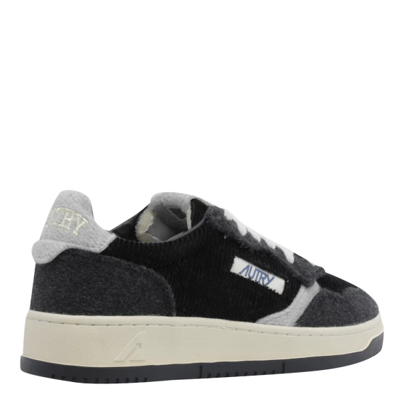 Sneakers nere