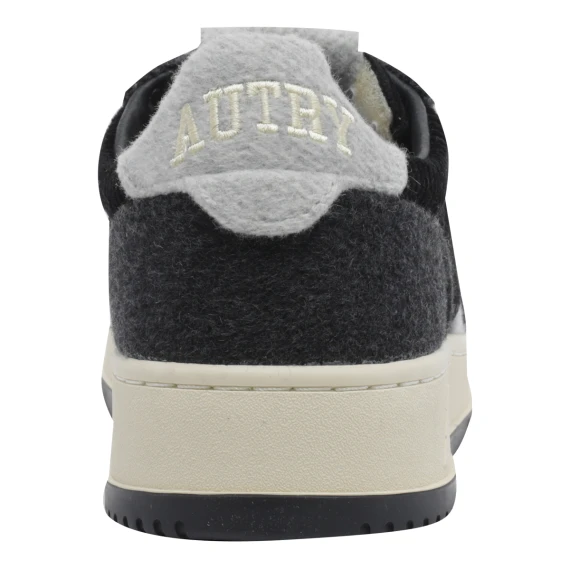 Sneakers nere