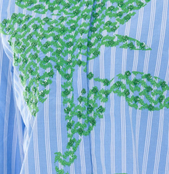 Camicia azzurro chiaro a righe con applicazione verde essentiel antwerp