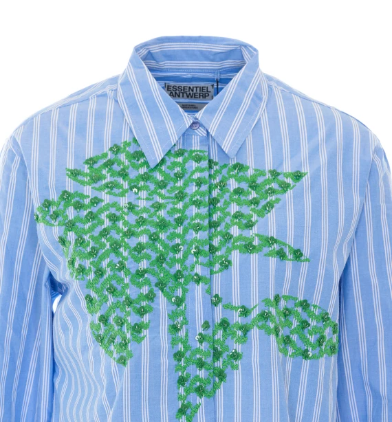 Camicia azzurro chiaro a righe con applicazione verde essentiel antwerp