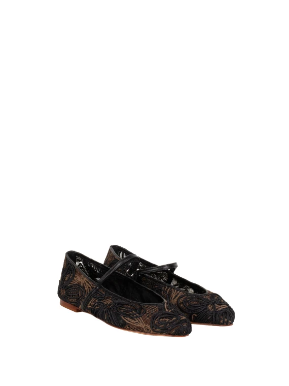 Flat shoes
