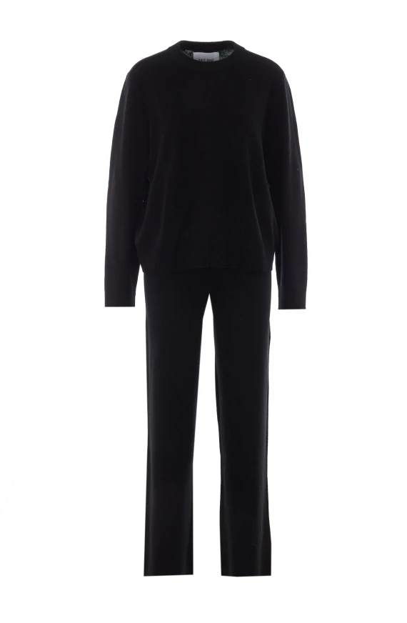 Completo nero con maglione girocollo e pantaloni a gamba dritta